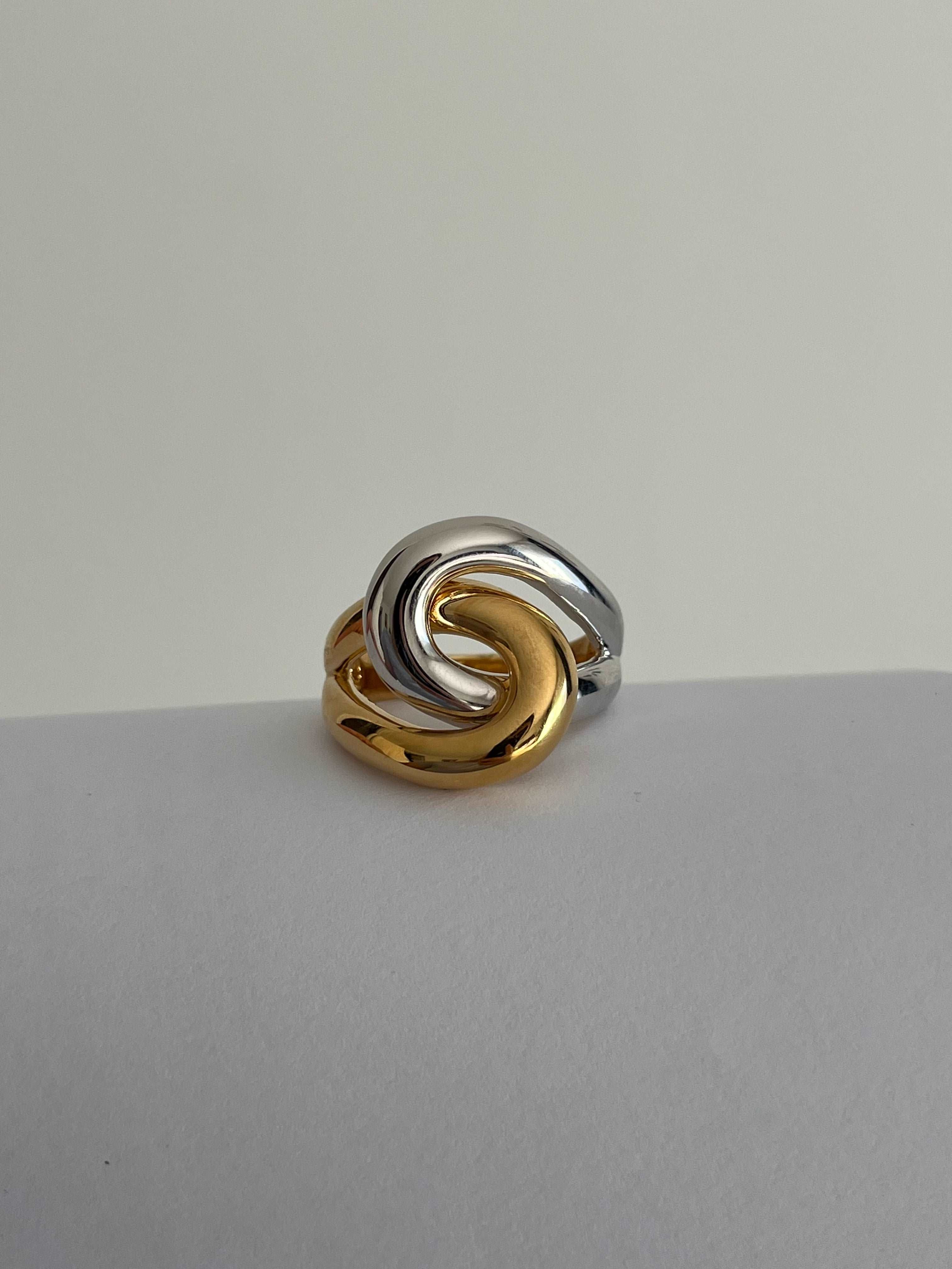 Line - Bague entrelacée bicolore en Plaqué Or - Yasmeen Jewelry